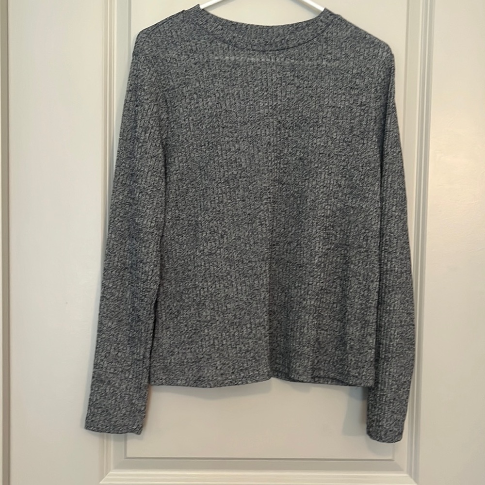 Black and white marled long sleeve shirt.